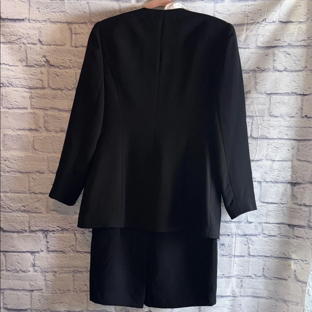 Elegant Black and White Women's Jacket with Skirt - Picture 4 of 13
